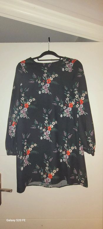 Robe noire et motifs fleuris H&M parfait état taille 36