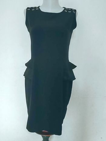 Petite Robe noire chic avec volant à la taille 