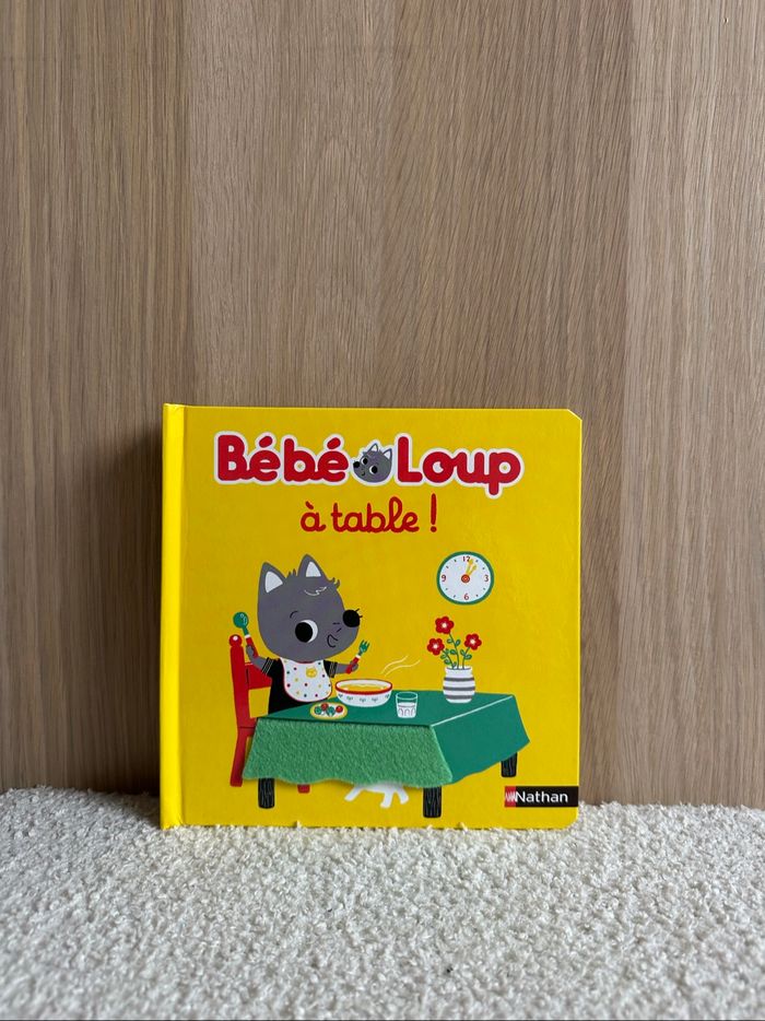 Livre bébé loup à table