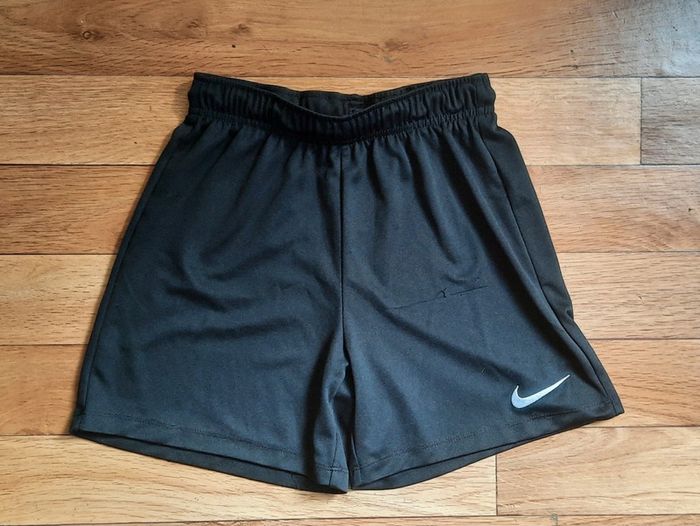 Short Nike noir 10/12 ans
