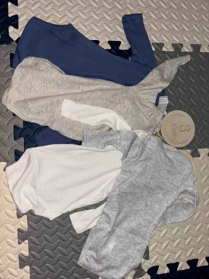 Lit de 4 bodys 3-6 mois gris/blanc/bleu - photo numéro 4