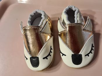 Chaussons. Bébé. 0/ 6 mois. 11.5 cm. Blanc,  doré . 11,5 cm