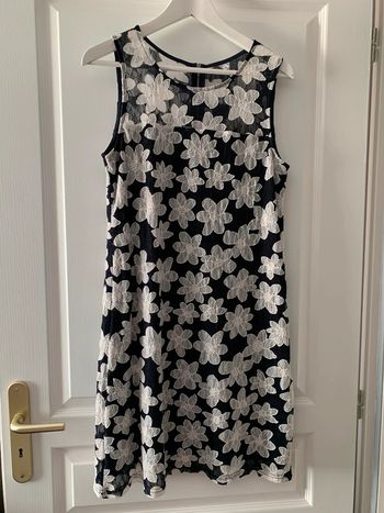Robe noire et fleurs écrues