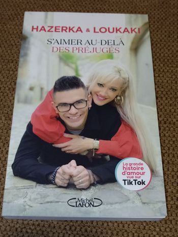 S'aimer au-delà des Préjugés par Hazerka et Loukaki