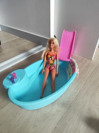 Barbie a la piscine