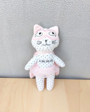 Peluche doudou super chat rose IKKS cape et tutu blanc pois gris 20 cm