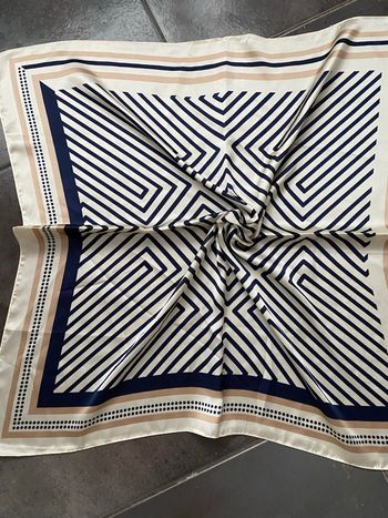 Magnifique foulard bleu marine et beiges