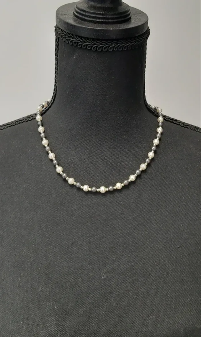 Très joli collier vintage en fausses perles noires, blanches et dorées.