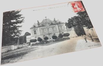 Carte postale ancienne Méréville (Essonne) L' Hôtel de Ville vu du Mail