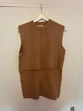 Pull sans manches court devant TU