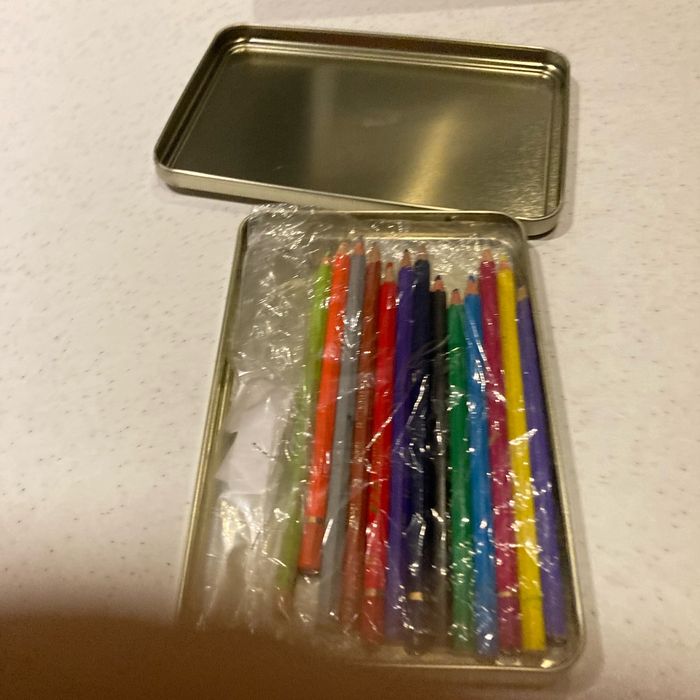 Boîte en métal avec 13 crayons de couleurs