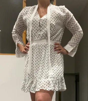 Robe blanche et noir rétro