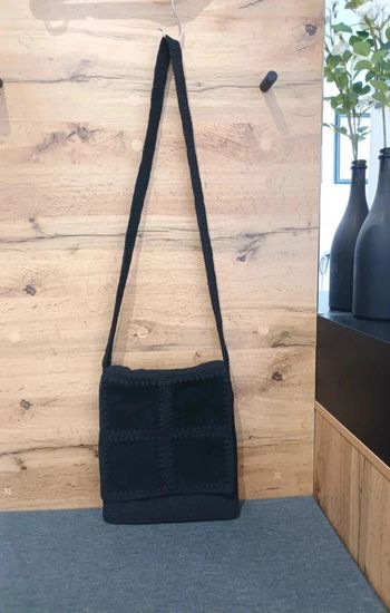 Sac bandoulière plage en daim noir vintage année 1990