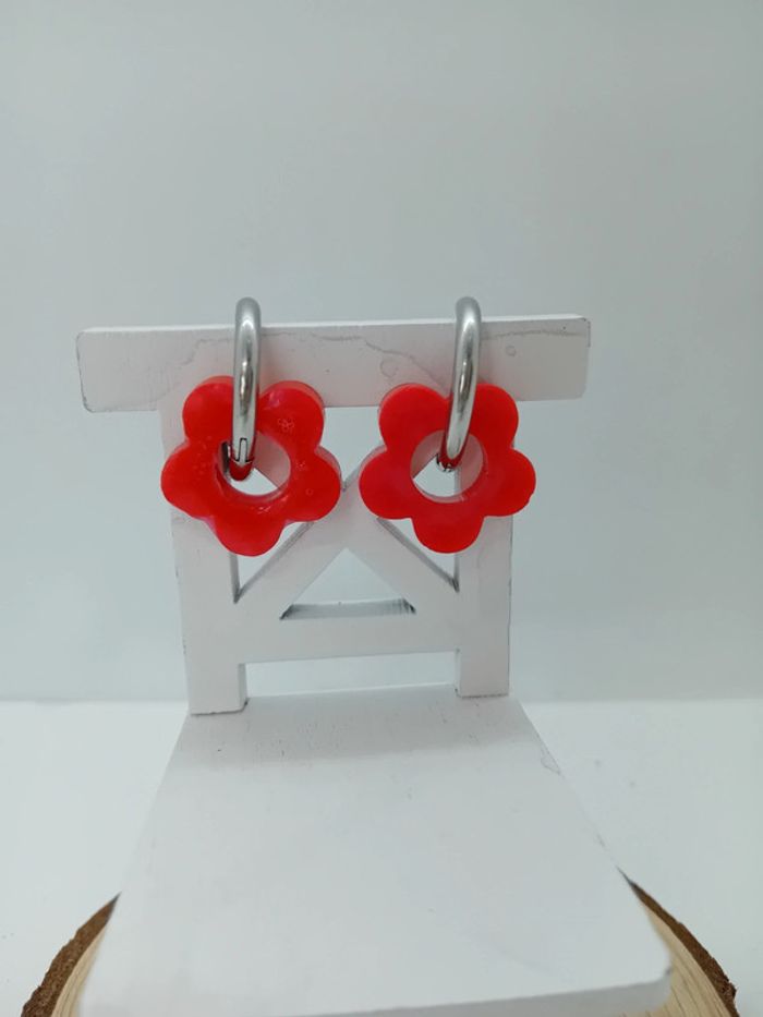 Boucles d'oreilles anneaux petites fleurs rouges résine - photo numéro 2