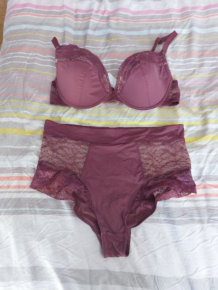 Ensemble lingerie soutien-gorge et culotte haute