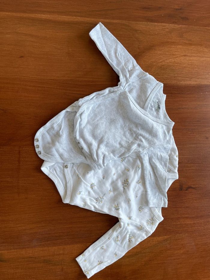 Lot de 2 bodies Kiabi taille 1 mois bon état