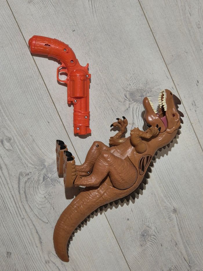 Dinosaure avec pistolet