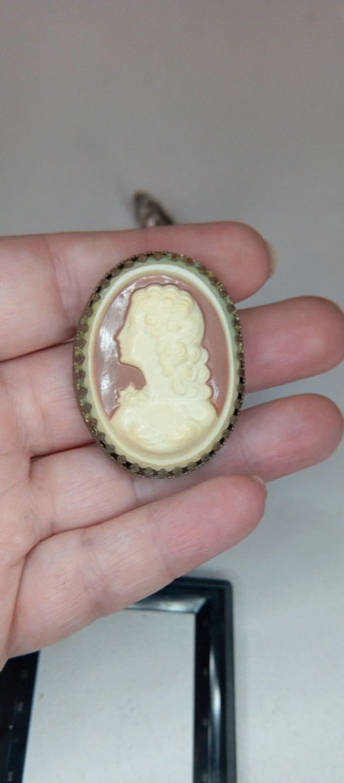 Broche Francaise ancienne celluloïd - photo numéro 3