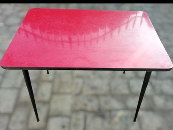 Table enfant formica sixtiesÉlégante table au plateau en formica rouge marbré, au charme intemporel des années rétro.
Son design minimaliste et ses pieds fins en métal noir lui confèrent une allure à la fois sobre et raffinée.
Hauteur : 50 cm
Plateau : re