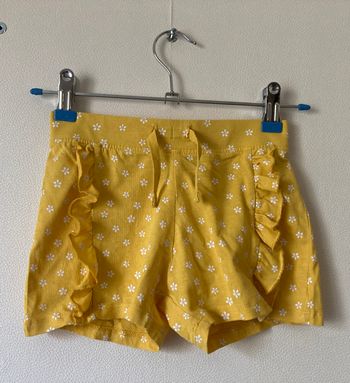 short volanté fleuri taille 2/3 ans