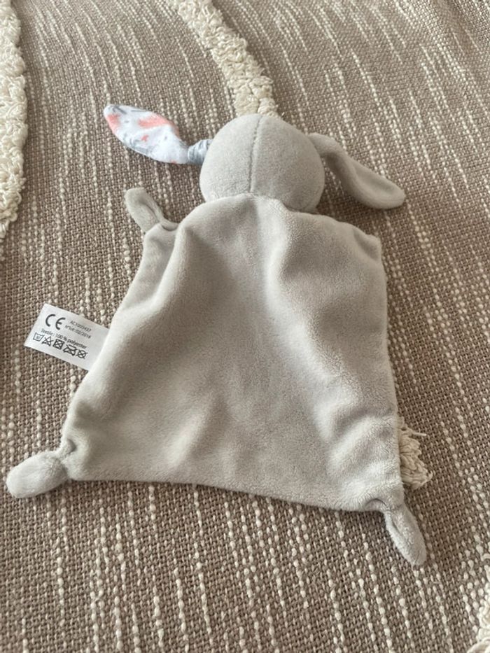 Peluche doudou plat 21cm IKKS chien loup lapin gris blanc et rose très bon état - photo numéro 3