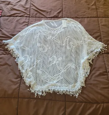 Poncho en dentelle