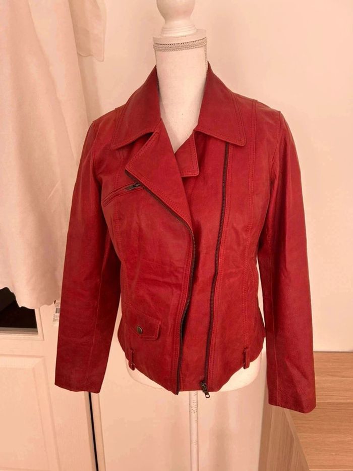 Veste en cuir rouge