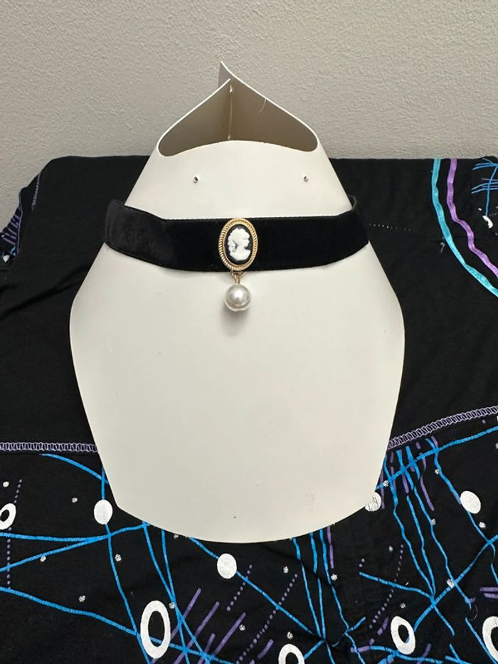 Collier ras du cou velours noir avec perle blanche et camée