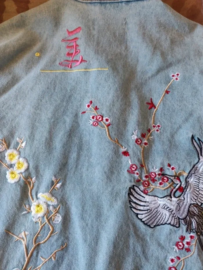 Veste en jean avec broderies - photo numéro 5