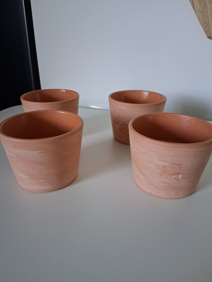4 petits pots en terre neuf