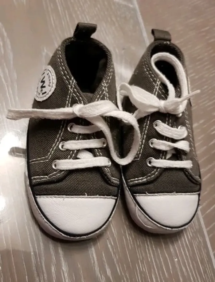 Baskets pour bébé 6-12 mois. Pointure 20-21 - photo numéro 2
