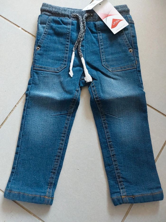 Jean garçon taille 12/18 mois neuf
