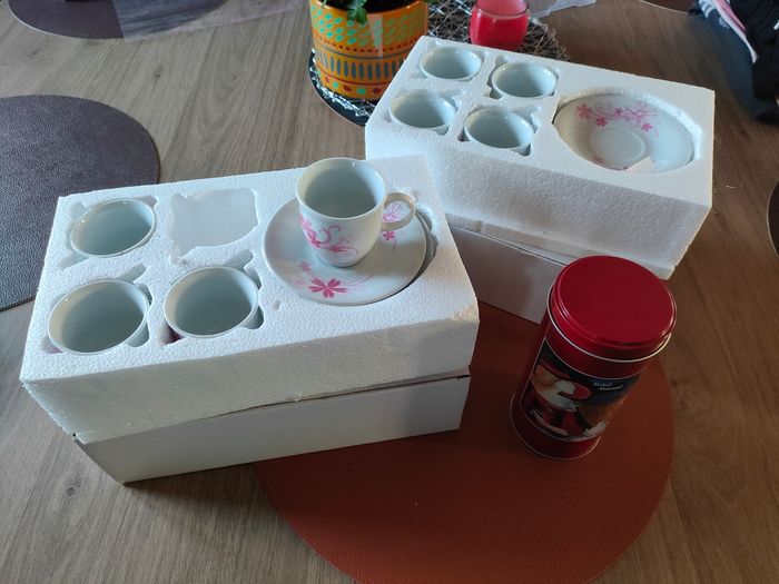 2 services à café neufs