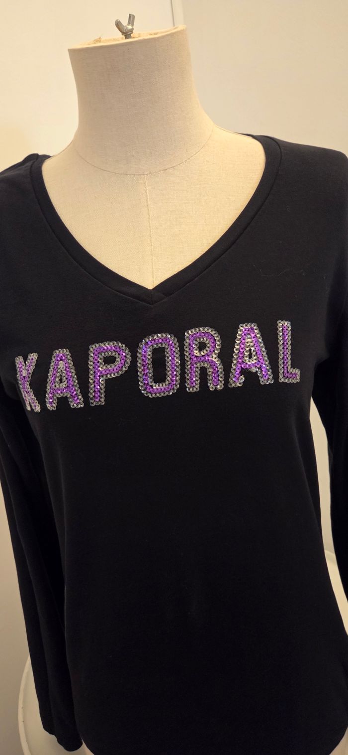 T-shirt noir Kaporal femme taille L – col V – logo sequins violets – excellent état - photo numéro 2