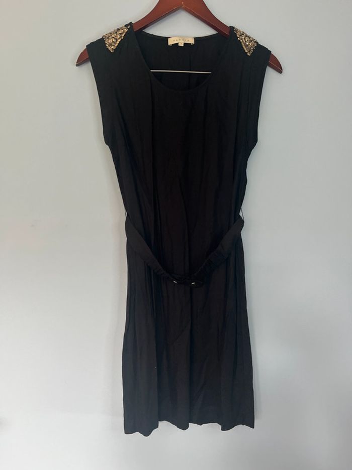 Robe sans manches noire Sandro taille 1 – Ceinture & épaules décorées