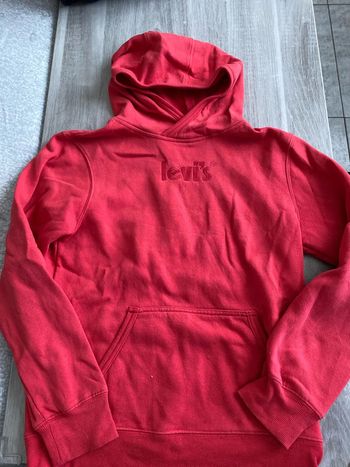 Pull / Sweat à capuche rouge Levis
