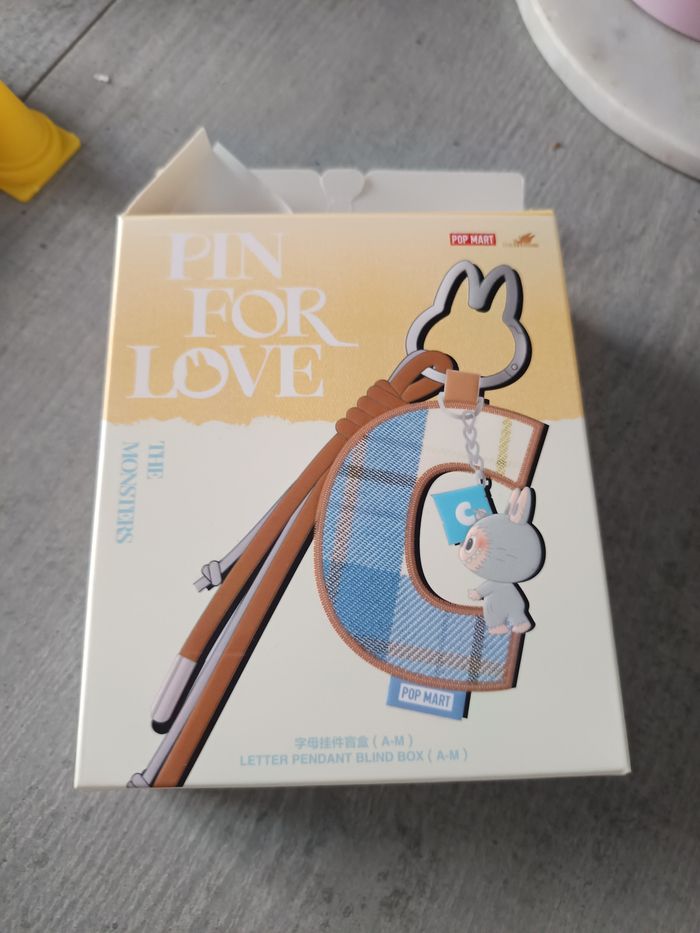 Labubu pin for love ? Popmart - photo numéro 2