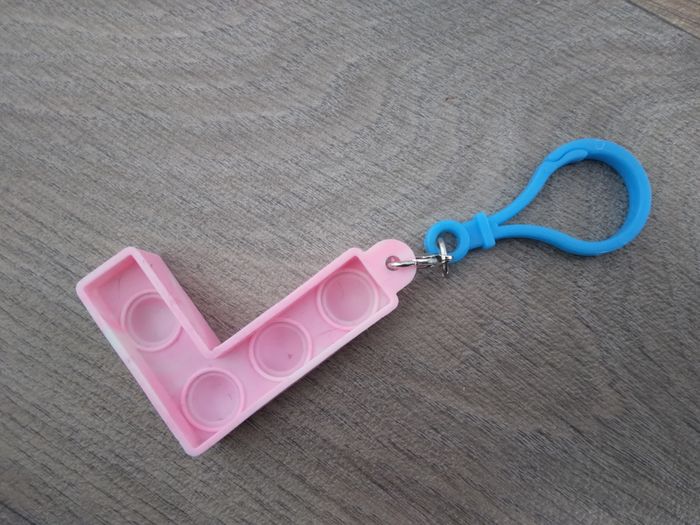 Porte clé pop it lettre L - photo numéro 3