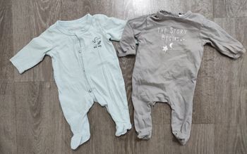 Lot 2 pyjamas fins, bébé 1 mois, parfait état
