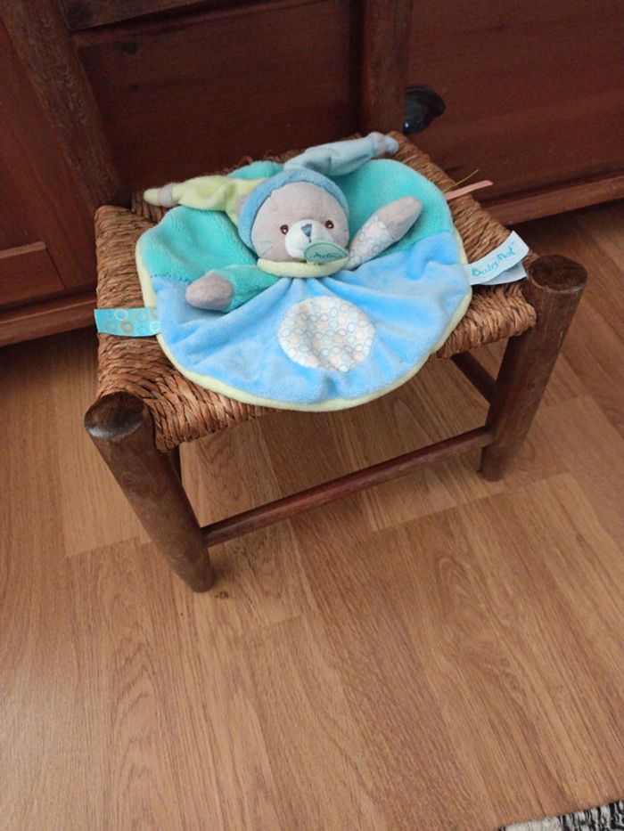 Baby'nat collection Nino le chat doudou plat bleu vert