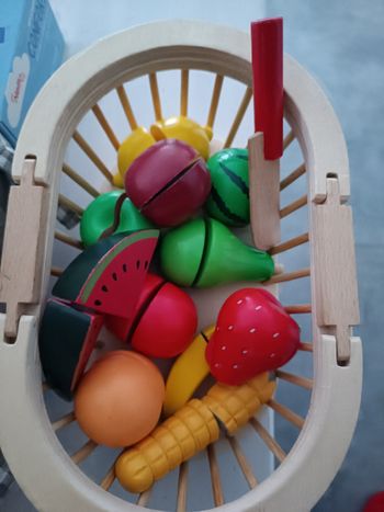 Panier fruits et autres aliments en bois à découper