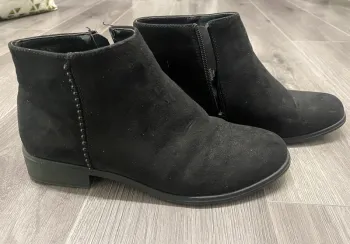 Bottines basses noires en daim avec petit talon