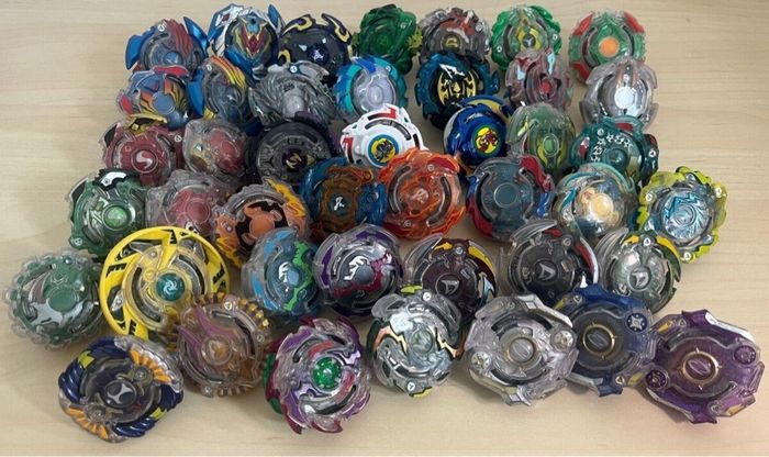 Lot 800 toupies beyblades