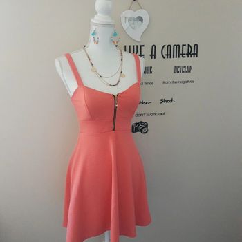 Robe chic rose saumon à bretelles larges