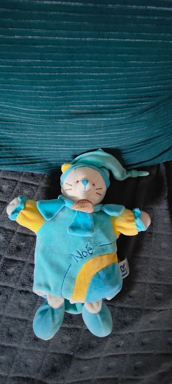 Marionnette chat Noé bleu turquoise et jaune