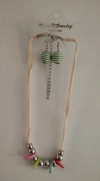 Parure  collier  Boucles d'oreilles colorés crème  argenté