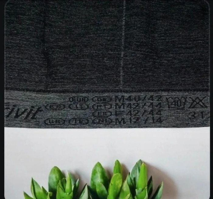 Débardeur sportif avec trous d'aération
Taille eur: M 40/42, fr: L 42/44 neuf jamais porté. - photo numéro 3