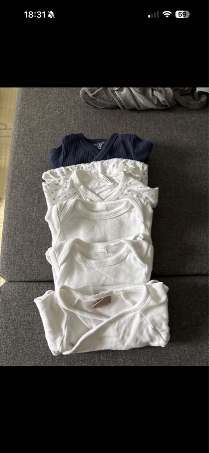 Lot bodies 1 mois - photo numéro 2