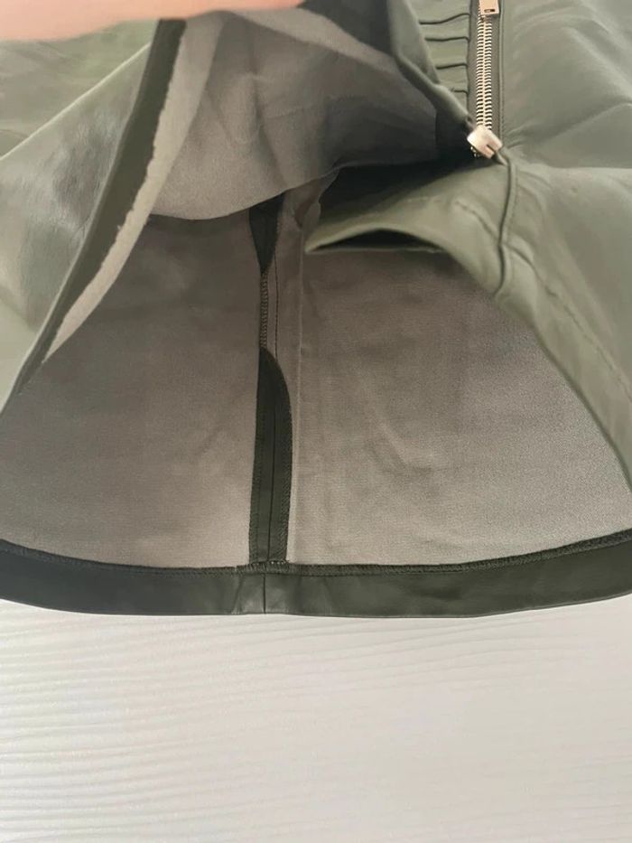 Mini-jupe sexy en cuir droite moulante vert kaki effet froncé plissé et fermeture éclair - photo numéro 4