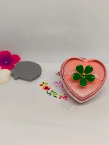 Bague dorée avec fleur verte nacrée